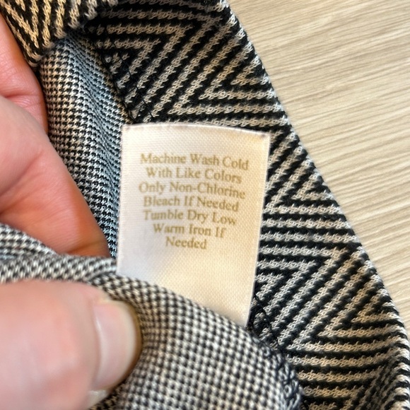 Caslon Women’s Back and White Herringbone Minimalist Tank - Large - Picture 3 of 5